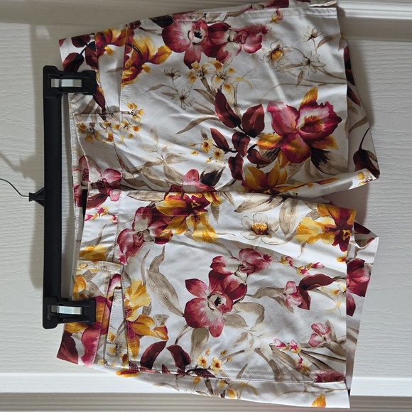 White House Black Market Pants - White House Black Market Floral Print Shorts 4p